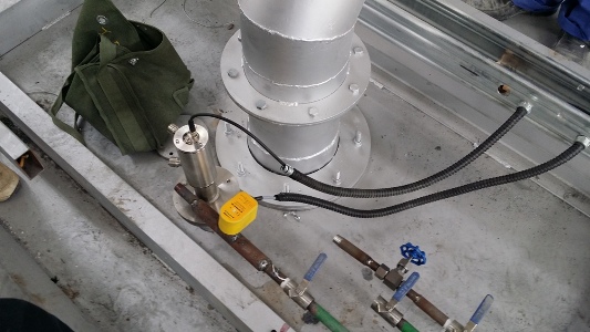 正在安裝的浮法玻璃生產線退火窯出口紅外測溫儀DT40L